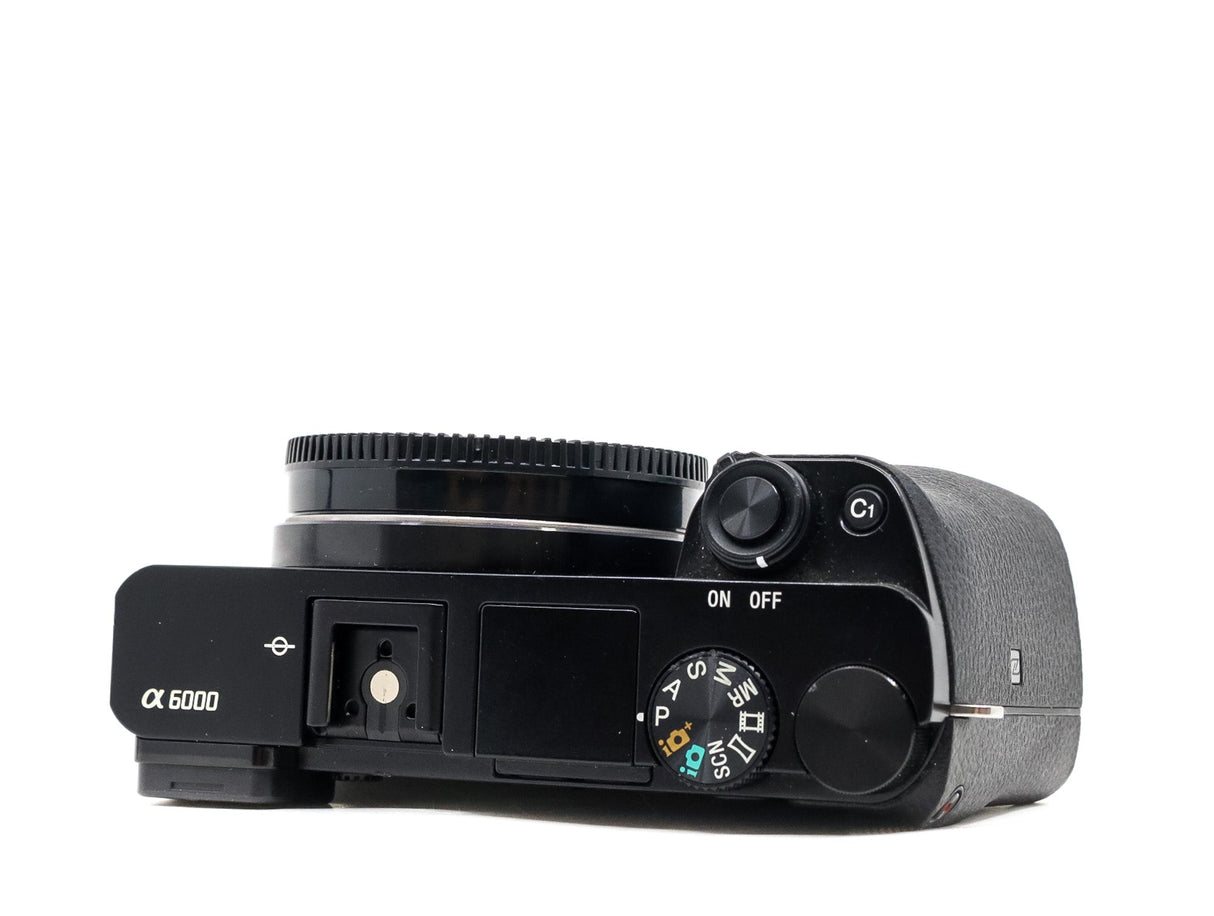 Sony Alpha A6000 - segunda mano - excelente estado - detalle 3 de 4 - SKU 3647870 - Camera Market