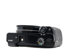 Sony Alpha A6000 - segunda mano - excelente estado - detalle 3 de 4 - SKU 3647870 - Camera Market