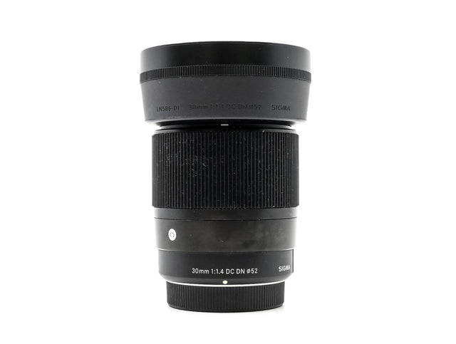 Sigma 30mm f/1.4 DC DN Contemporary - Micro Four Thirds Fit - segunda mano - excelente estado - foto principal - SKU 3323465 
