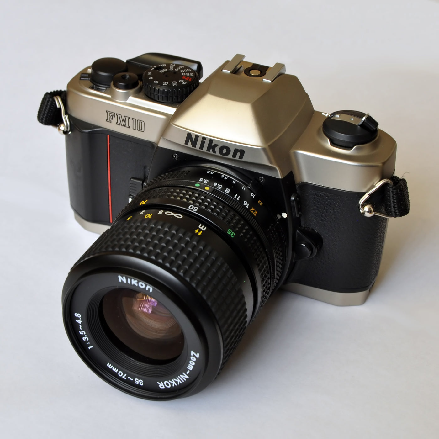 Nikon FM10 + Zoom-Nikkor 35-70mm f3.5-4.8 - SLR 35mm Film Camera · imagen principal