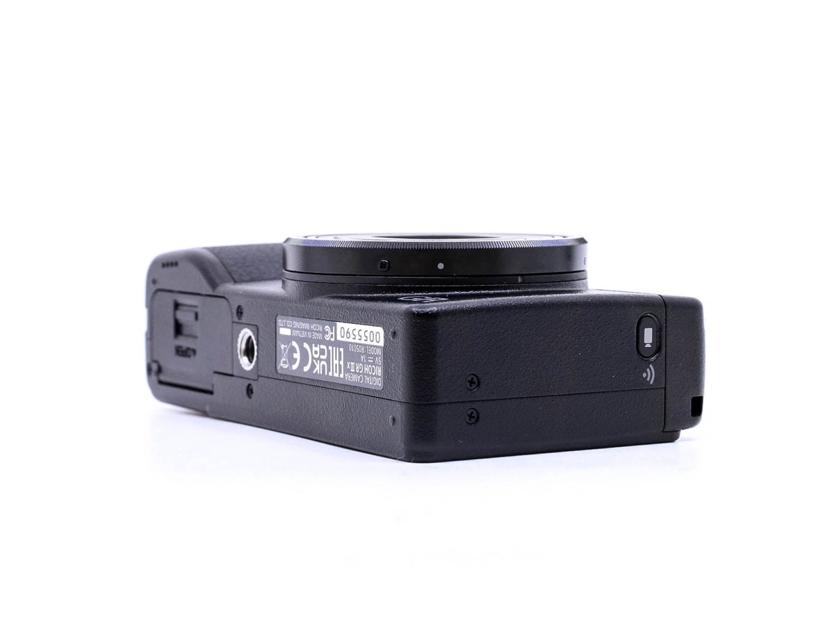 Discover the incredible features of the Ricoh GR IIIx at Camera 